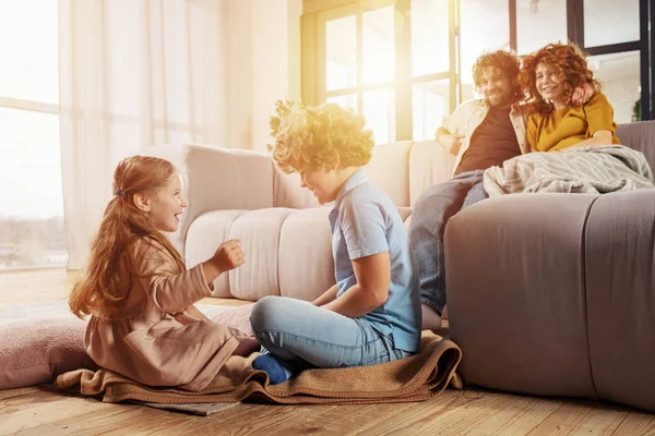 Gelukkig gezin spelen samen thuis op de bank. concept van eenheid, liefde, genegenheid — Stockfoto