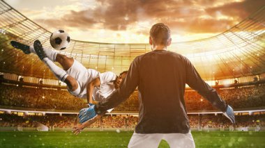 Futbolcu topa stadyumda havada akrobatik bir tekmeyle vuruyor.