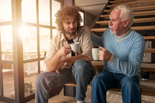 Батько і син п'ють каву разом. Концепція сімейних відносин — стокове фото