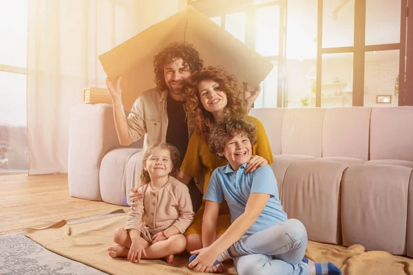 Family are happy for the new home. Concept of real estate — Stockfoto