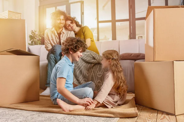 Family are happy for the new home. Concept of real estate — ストック写真