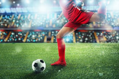 Oyuncu ile gece maçı futbol sahnesi güç ile topu tekme.