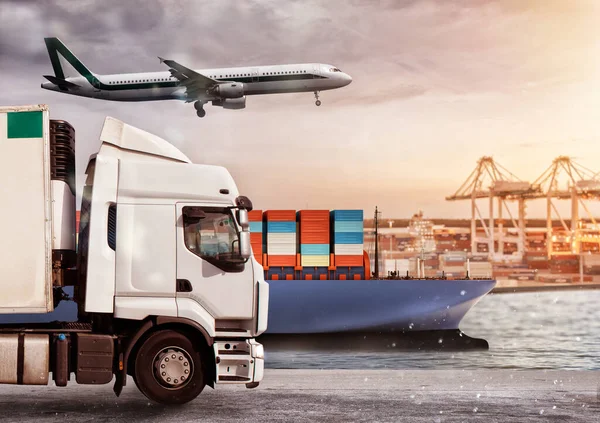 Caminhão, aeronave e navio de carga em um depósito com pacotes prontos para começar a entregar. Conceito de indústria de transporte — Fotografia de Stock