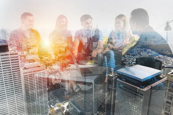 Gente de negocios que trabajan juntos en la oficina. Concepto de trabajo en equipo y asociación — Foto de Stock