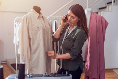 İnternet istemcisi tarafından sipariş edilen yeni kıyafetlere terzi işi