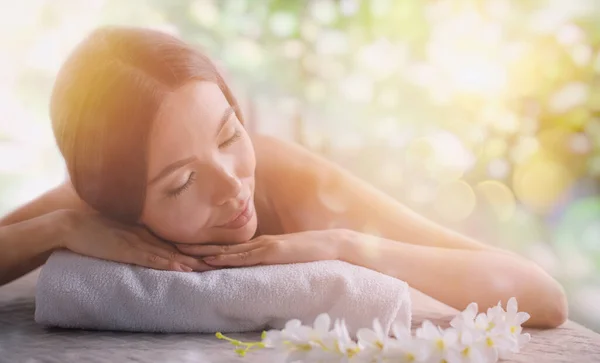 Mujer relajándose con un masaje en un centro de spa. Doble exposición —  Fotos de Stock