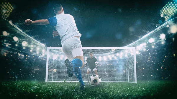 Akşamki futbol maçında beyaz ve mavi üniformalı oyuncu penaltı vuruşunu yapıyor. — Stok fotoğraf