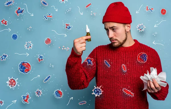 Junge hat sich erkältet und verwendet Spray, um zu heilen. Studio auf zyanischem Hintergrund — Stockfoto