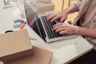 İnternet istemcisi tarafından sipariş edilen yeni kıyafetlere terzi işi