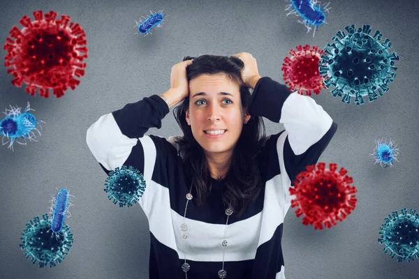 Virüsler ve bakteriler tarafından saldırıya uğramaktan korkan kız. Hastalık kavramı — Stok fotoğraf