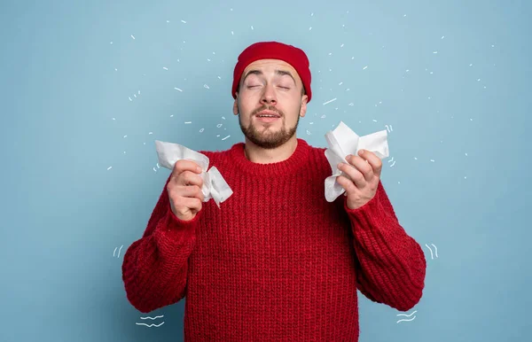 Junge ist erkältet und hat Schüttelfrost. Studio auf Cyan Hintergrund — Stockfoto