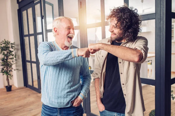 Papa et fils jouent l'un contre l'autre à la maison. Concept de relation familiale — Photo