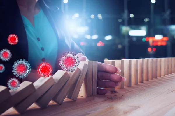 Geschäftsfrau stoppt einen Kettensturz durch Viren wie Domino-Spiel. Konzept zur Verhinderung von Krisen und Misserfolgen in der Wirtschaft. — Stockfoto