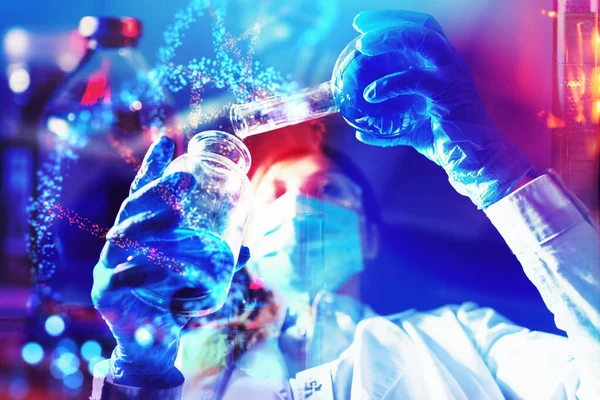 Kobieta-lekarz w laboratorium wykonuje badania chemiczne z ampułkami w chronionym środowisku — Zdjęcie stockowe