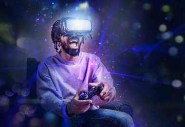 VR gözlüklü çocuk sanal bir video oyunu oynuyor