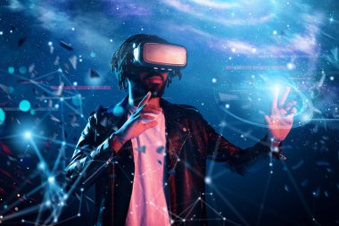 VR gözlüklü çocuk sanal bir video oyunu oynuyor