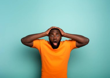 Cyan geçmişi olan bir çocuğun şaşırmış ve şok olmuş ifadesi