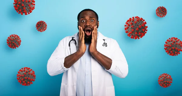 Koronavirüs salgınından korkan doktor yüz ifadesi. Mavi arkaplan — Stok fotoğraf