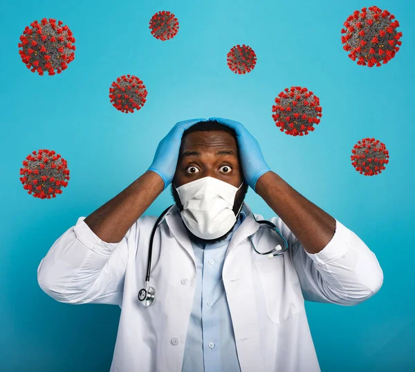 Besorgte Mediziner machen sich Sorgen und haben Angst vor dem coviren 19 Coronavirus. Blauer Hintergrund — Stockfoto