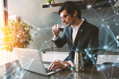 İş adamı Coronavirus karantinası nedeniyle uzaktan kumandayla evde çalışıyor..