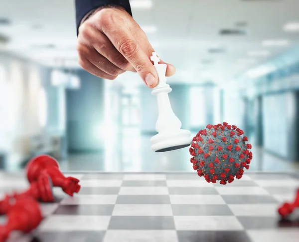 Vinn utmaningen med viruset i ett parti schack — Stockfoto
