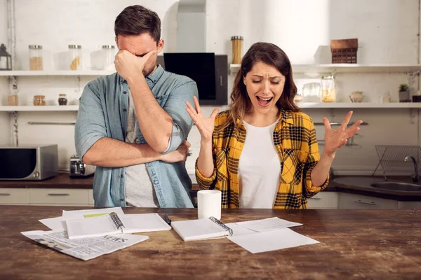 Una pareja tiene un problema con las facturas. Concepto de problemas económicos y fracaso —  Fotos de Stock