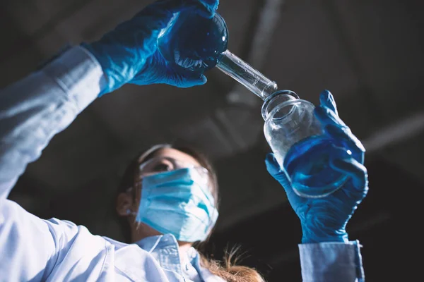 Laboratório de Ciências Médicas. Conceito de pesquisa de bactérias contra o coronavírus covid-19 — Fotografia de Stock