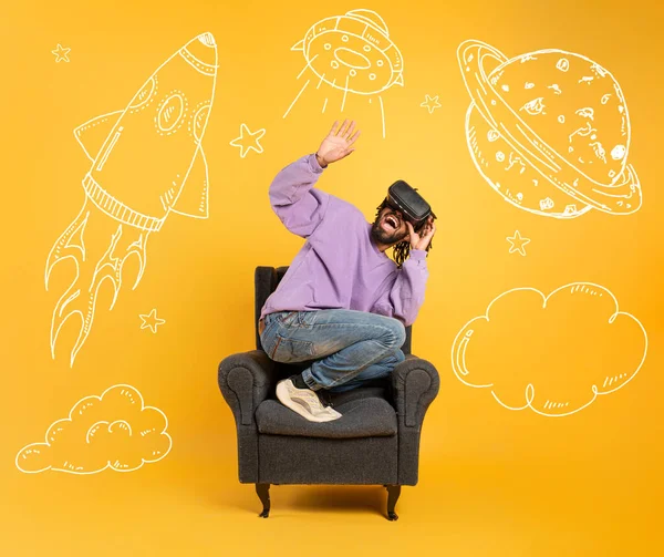 Boy with VR glasses play with a virtual videogame. Yellow background — Stock Photo, Image