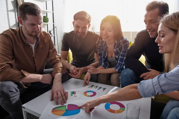 Equipo de personas trabajan juntos en la oficina con las estadísticas de la empresa. Concepto de trabajo en equipo y asociación. — Foto de Stock