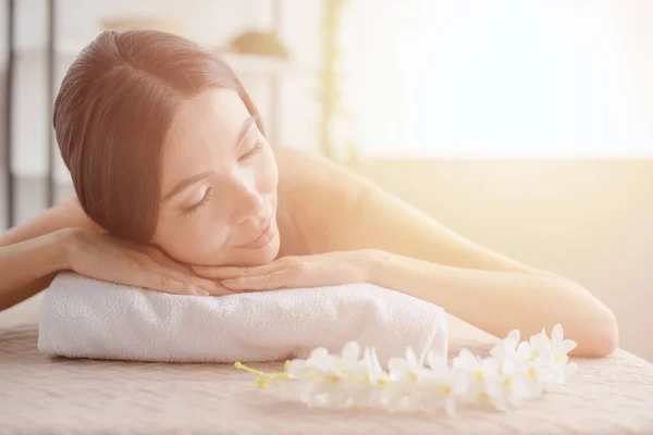 Mulher relaxante com uma massagem em um centro de spa. — Fotografia de Stock