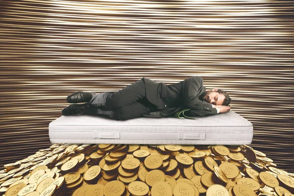 Επιχειρηματίας κοιμάται με χρήματα κάτω από το στρώμα για να αποφευχθεί ο κίνδυνος επένδυσης στη χρηματοπιστωτική αγορά — Φωτογραφία Αρχείου