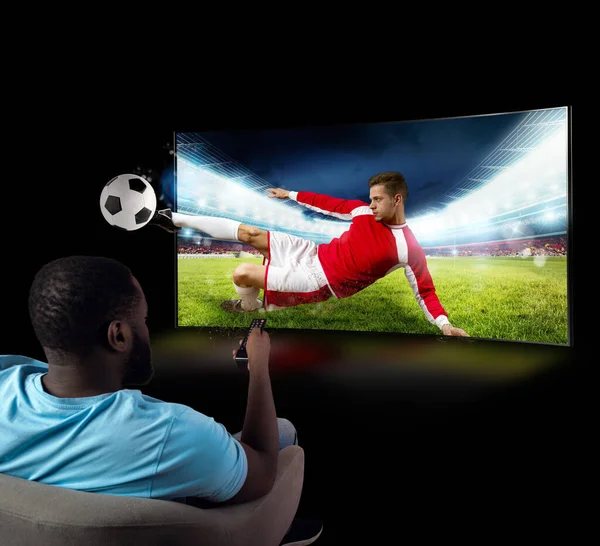 Visor delante de un televisor en el sillón en casa se siente dentro de la acción —  Fotos de Stock