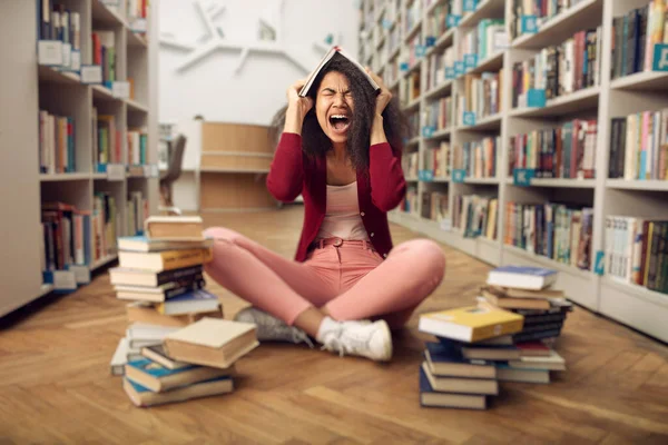 Yorgun üniversite öğrencisinin öğrenme zorluğu var. Stres, soru ve zorluk kavramı — Stok fotoğraf