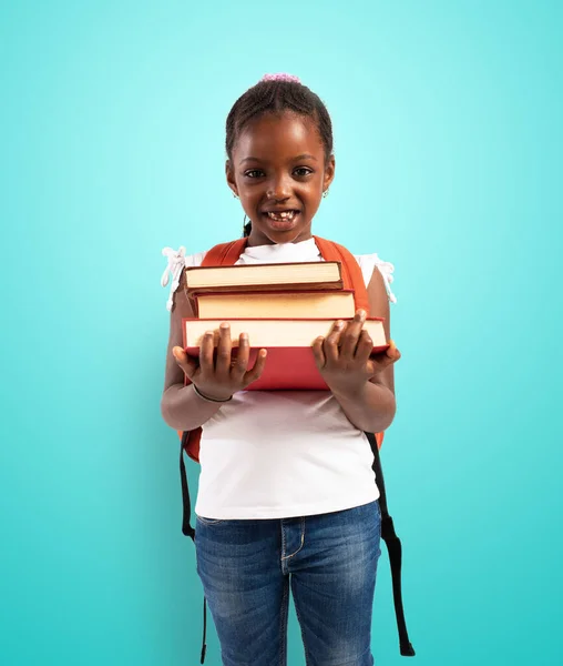 Jong meisje houdt boek en is klaar om te gaan op school — Stockfoto