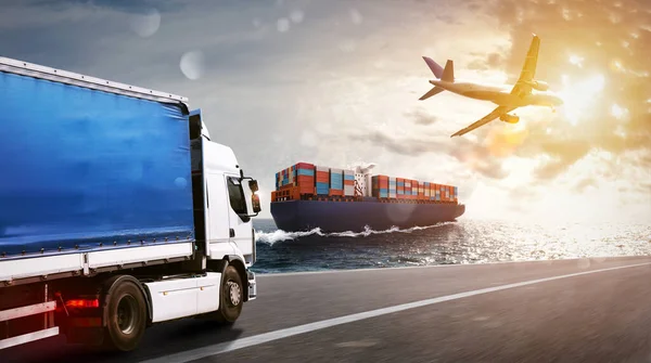 Μεταφορά εμπορευμάτων διά θαλάσσης, διά ξηράς και διά αέρος με φορτηγό πλοίο, φορτηγό και αεροπλάνο — Φωτογραφία Αρχείου