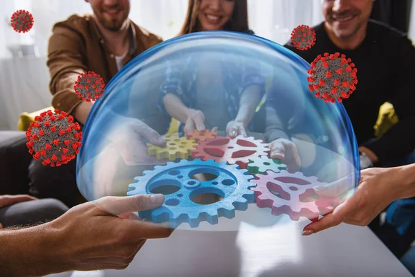 El equipo de negocios conecta piezas de engranajes protegidos por una esfera de vidrio del coronavirus covid-19. Concepto de startup, integración y asociación — Foto de Stock