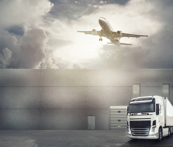 Biała ciężarówka na dziedzińcu portu wymiany gotowy do załadunku towarów i dotrzeć do miejsca przeznaczenia. Międzynarodowa koncepcja logistyki transportu morskiego — Zdjęcie stockowe