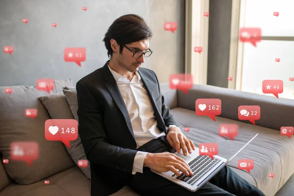 Empresario en casa trabaja con redes sociales — Foto de Stock