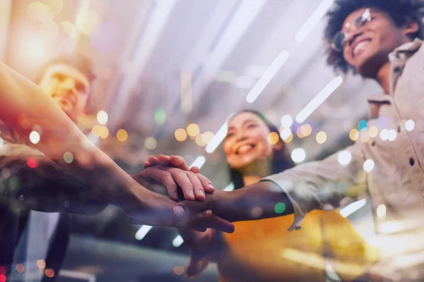 Geschäftsleute legen die Hände zusammen. Konzept der Teamarbeit und Partnerschaft — Stockfoto