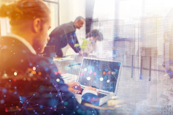 Homme d'affaires travaille au bureau avec un ordinateur portable avec des effets Internet. Concept de partage internet et de démarrage d'entreprise — Photo