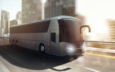 Büyük tur otobüsü otoyolda hızla ilerliyor. Arka planda modern şehir var.
