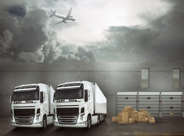Witte vrachtwagens in het voorplein van een overstappoort klaar om de goederen te laden en de bestemmingen te bereiken. Internationaal scheepvaartlogistiek concept — Stockfoto