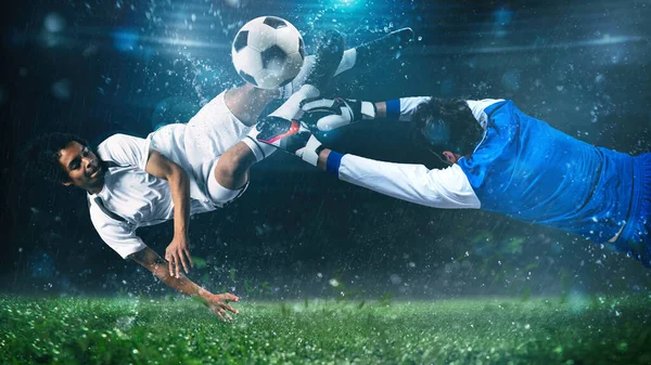 Atacador de futebol atinge a bola com um chute acrobático no ar no estádio à noite jogo — Fotografia de Stock