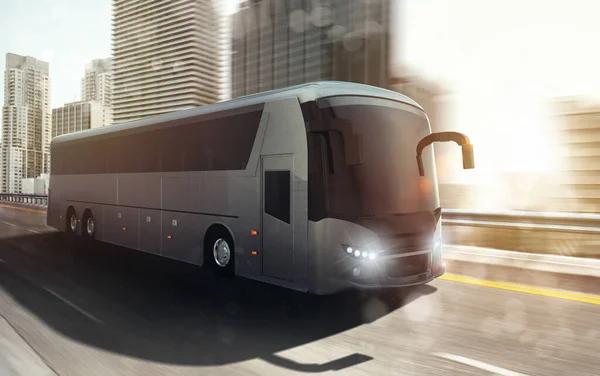 Grand tour bus pohybující se rychle na dálnici s moderním městem v pozadí — Stock fotografie