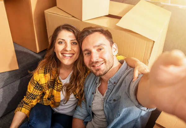 Coppia felice devono muoversi e organizzare tutti i pacchetti. Concetto di successo, cambiamento, positività e futuro — Foto Stock