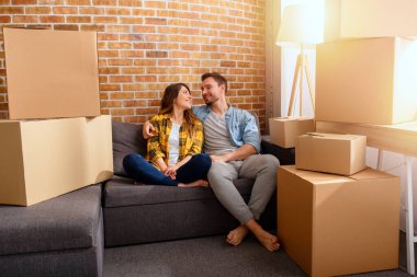 Mutlu çiftin taşınması ve tüm paketleri düzenlemesi gerekiyor. Başarı, değişim, pozitiflik ve gelecek kavramı