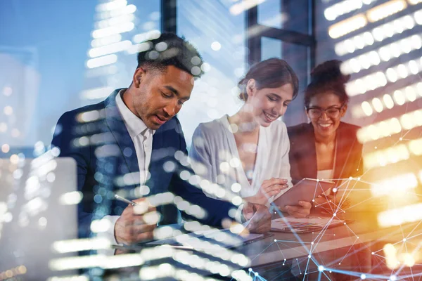 Gente de negocios que trabajan juntos en la oficina. Concepto de trabajo en equipo y asociación — Foto de Stock