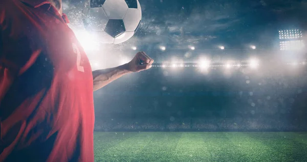 Joueur de football bloque le ballon avec sa poitrine pendant un match dans le stade — Photo