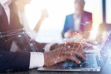 İşadamı office Internet etkileri ile bir dizüstü bilgisayar ile çalışır. Internet paylaşımı ve şirket başlangıç kavramı
