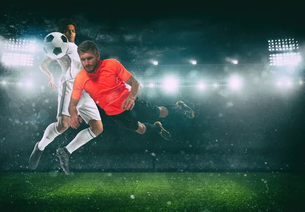 Batalha para competir pela bola entre dois jogadores de futebol no estádio — Fotografia de Stock